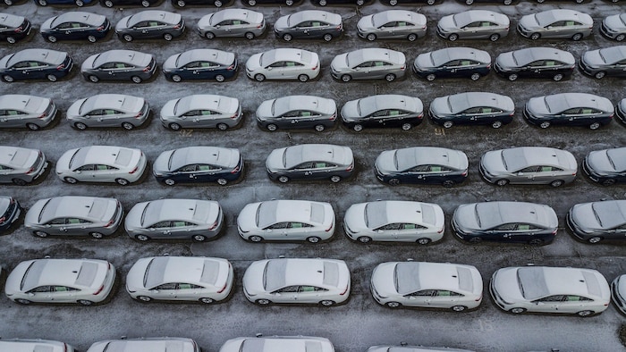 Des voitures à l'extérieur d'une usine d'assemblage du constructeur américain General Motors.