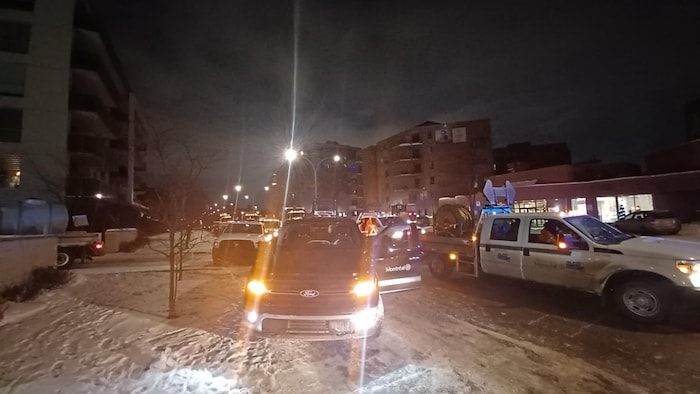 L'individu de 35 ans, qui se déplaçait sans permission avec le tracteur à neige, aurait été rapidement rattrapé par plusieurs cols bleus au volant de camionnettes de la Ville de Montréal, comme le démontre cette photo.