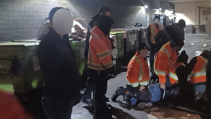 Des cols bleus de la Ville de Montréal auraient donné une correction en tabassant un présumé voleur de tracteur à neige appartenant à l'arrondissement de Saint-Laurent, avant d'appeler le SPVM pour rapporter le vol.