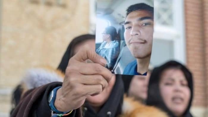 La mère de Colten Boushie, mort par balle en 2018, montre une photo de son fils.