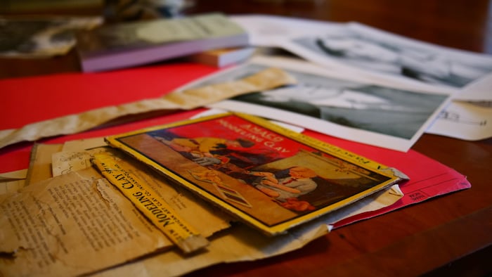 Objets trouvés dans le murs de la maison de Candace Savage posés sur une table.