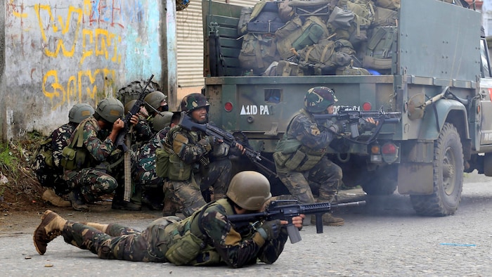 Des soldats philippins engagent le combat avec des rebelles islamistes qui tiennent la ville de Marawi, sur l'île de Mindanao.