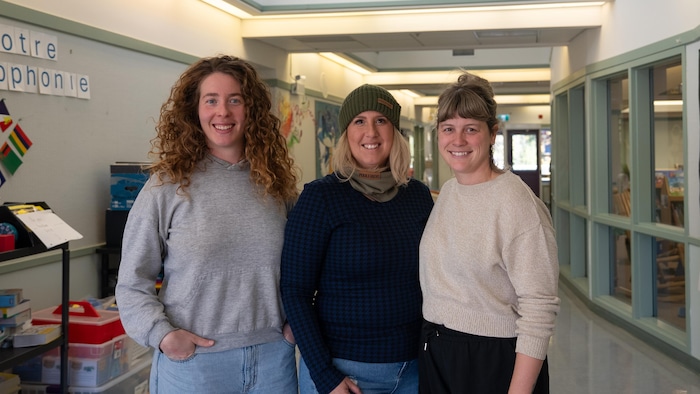 Portrait de trois membres du personnel d'Émilie-Tremblay, dans un des corridors de l'école.