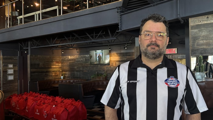 Un homme portant un chandail d'arbitre à l'occasion du Super Bowl d’Alma.