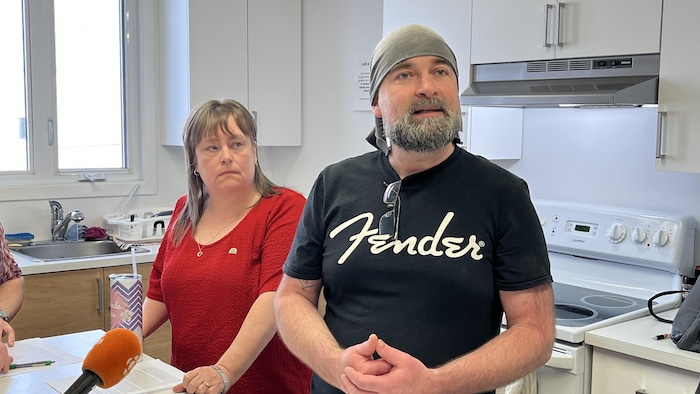 Un homme et une femme en entrevue dans une cuisine