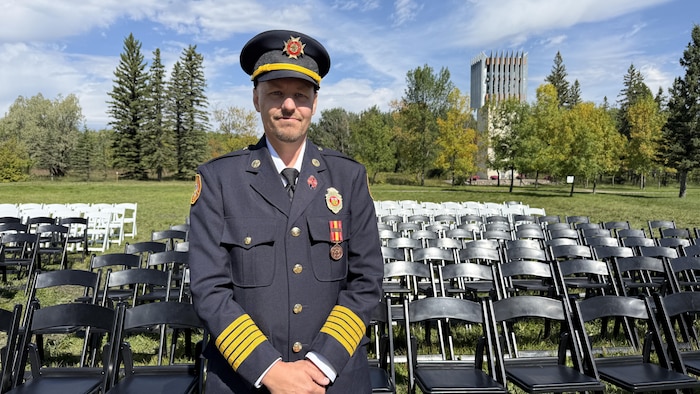 Le chef des pompiers de la ville de Winnipeg Beach, David Schellenberg en unifrorme. 
