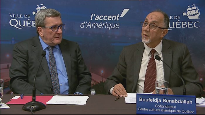 Le cofondateur du Centre culturel islamique de Québec, Boufeldja Benabdallah, en compagnie du maire Régis Labeaume en décembre 2017.