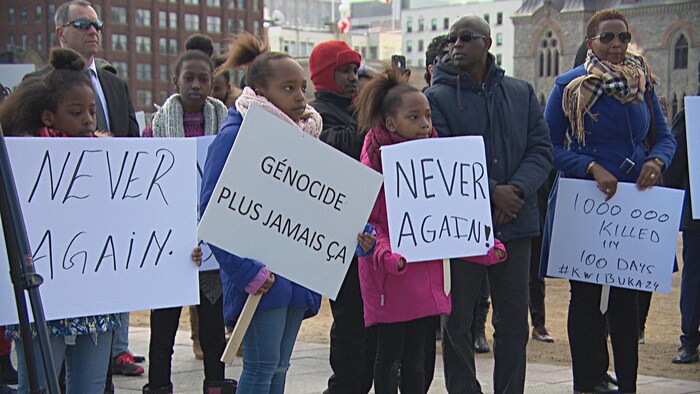 Las jóvenes llevan pancartas, en una de las cuales se lee "Genocidio nunca más".