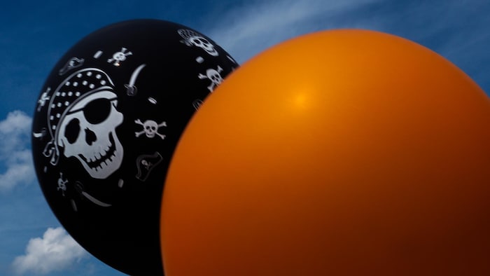 Deux ballons dont un avec une tête de mort de pirate.
