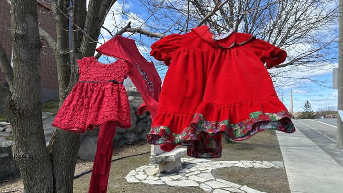 Des robes rouges pour la Journée nationale de sensibilisation aux femmes, aux filles et aux personnes bispirituelles et LGBTQI+ autochtones disparues et assassinées.