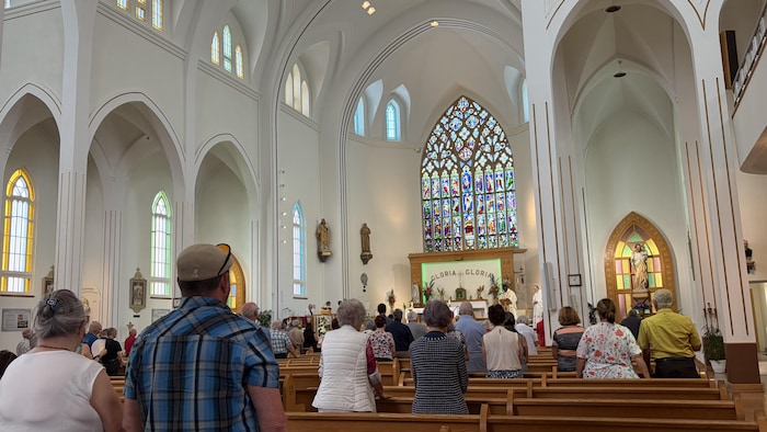 Des gens dans une église.