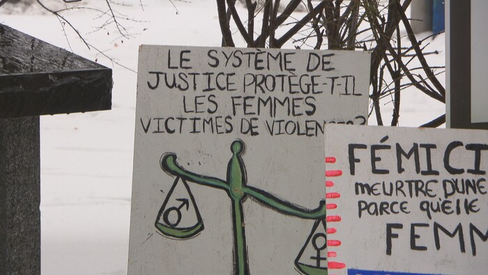 Des pancartes dénonçant les violences faites aux femmes.