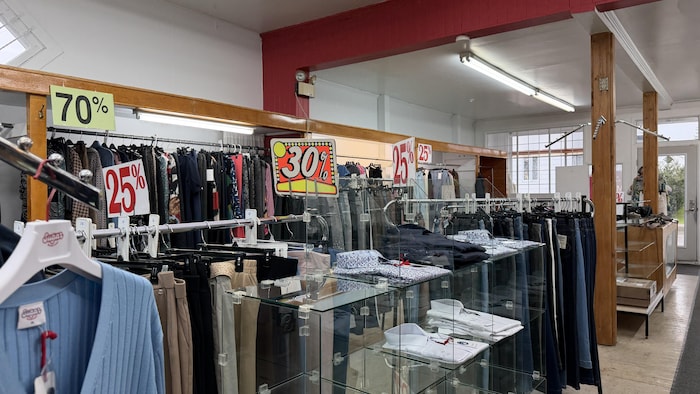 Une vente dans un commerce de vêtements.