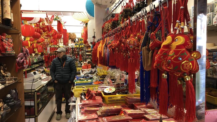 رجل يقف داخل متجر في الحيّ الصيني في فانكوفر.
