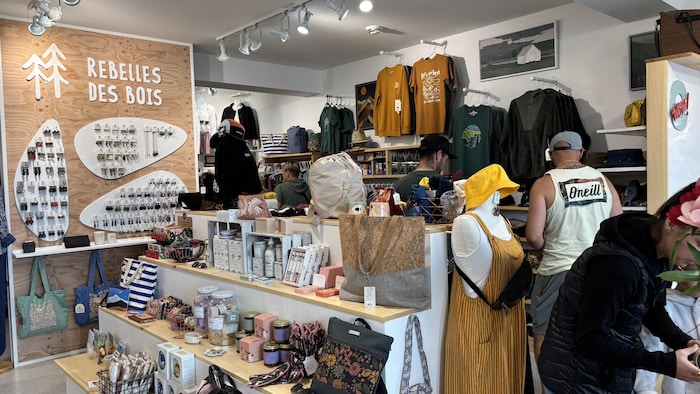 L'intérieur de la boutique d'artisanat Rebelles des bois.