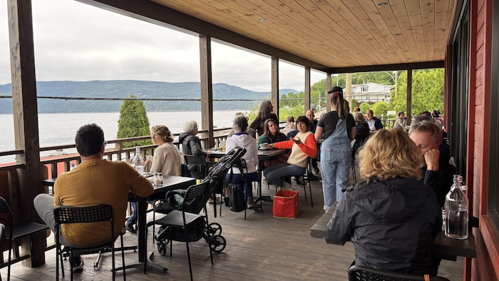 Des clients assis sur la terrasse du Café du Quai.