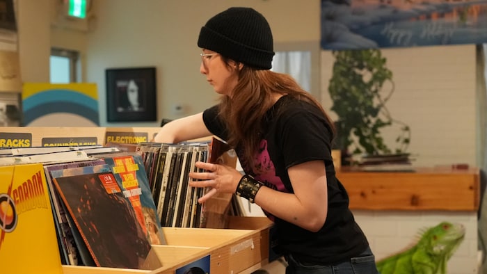 Jade Walters place des vinyles à Collectors Direct à Kelowna, le 12 janvier 2025.