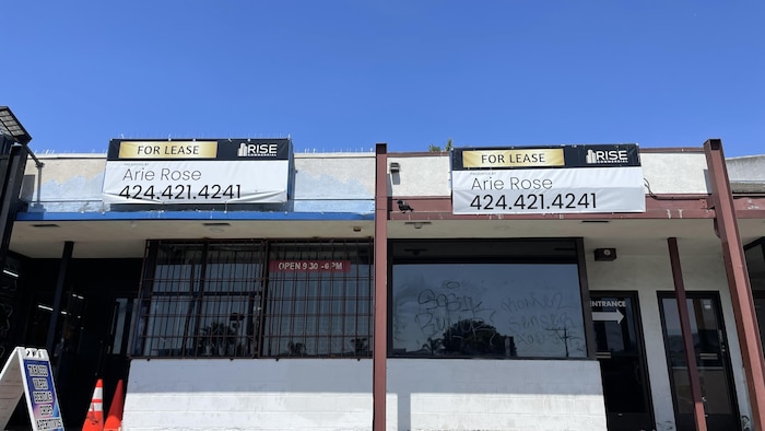 Des devantures de commerces vacants.