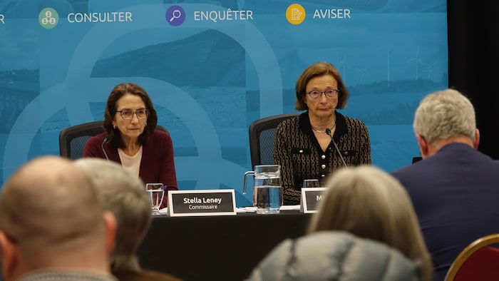 Les commissaires lors de l'audience du 11 mars 2026 à Cap-aux-Meules, avec des citoyens assis à l'avant-plan.