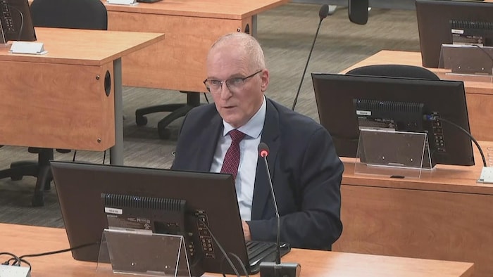 Daniel Pelletier témoigne devant la commission.