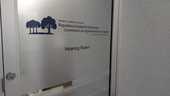 La porte d'une salle de réunion.