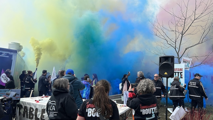 Des fumigènes au milieu d'une foule.