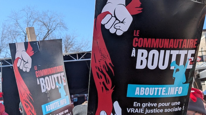 Deux pancartes du mouvement.