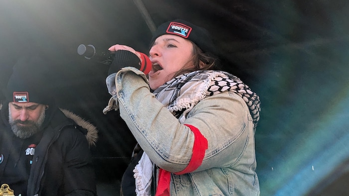 Sophie Tétrault-Martel parle dans un micro.