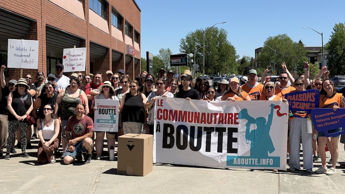 Plusieurs personnes manifestent dans la rue.