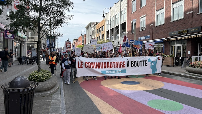 Plusieurs manifestants marchent au centre-ville de Trois-Rivières.