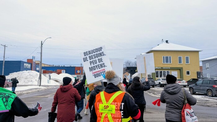 Des manifestants se promènent dans les rues de Chicoutimi. 