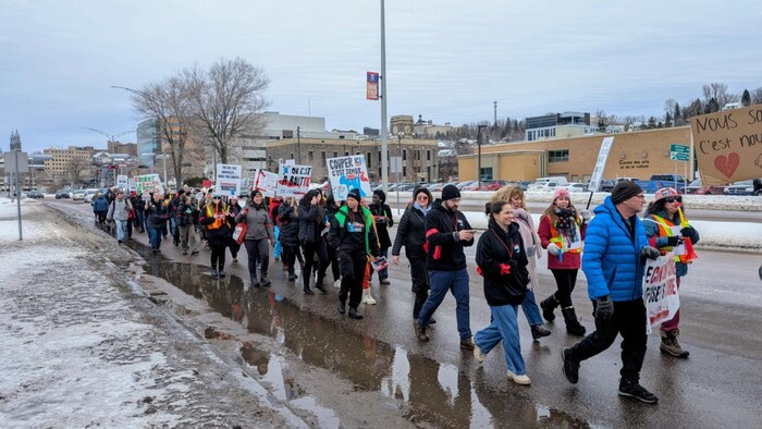 Des manifestants se promènent sur le boulevard Saguenay à Chicoutimi. 