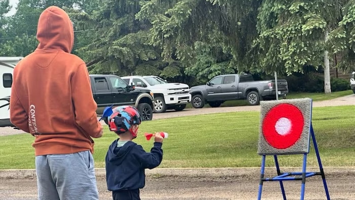 Un enfant lance une fléchette sur une cible lors du défi communautaire ParticipACTION 2026.