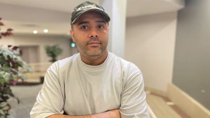 Un homme avec casquette.