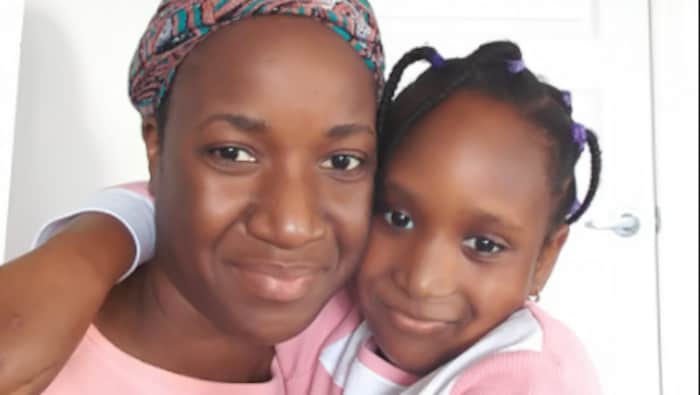 Une mère et sa fille s'enlacent en souriant.