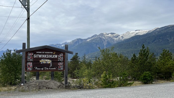Un panneau qui indique l'entrée dans la communauté de Gitwinksihlkw.