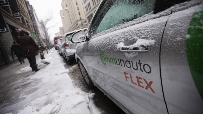 Une voiture Communauto stationnée.