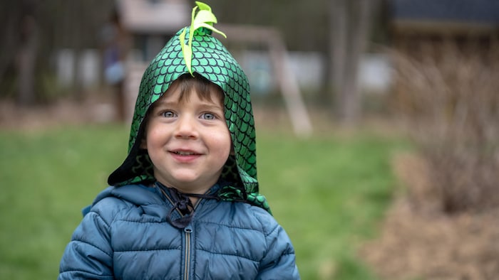 Un petit garçon déguisé.