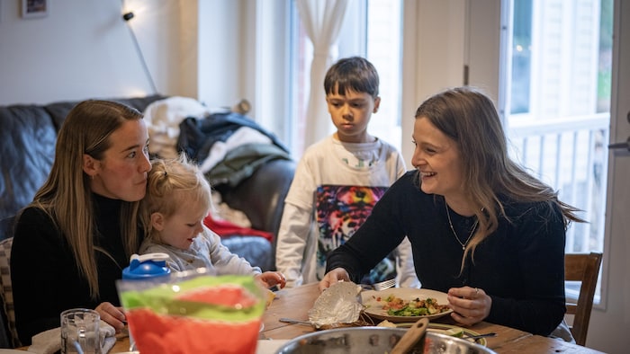 Deux femmes discutent à table. 