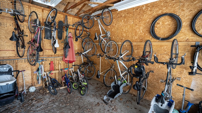 Une quinzaine de vélos dans un garage.