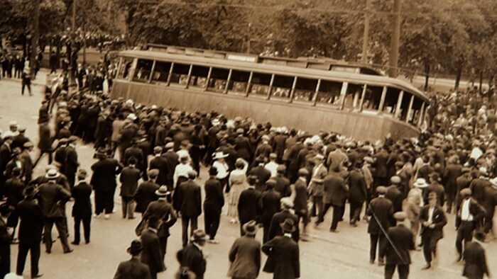 Des manifestants renversent un tramway.