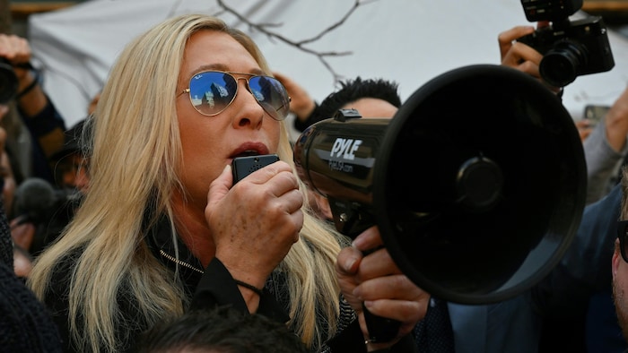 Marjorie Taylor Greene tenant un mégaphone.