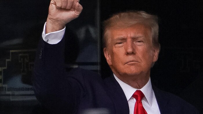 Donald Trump levant le poing.