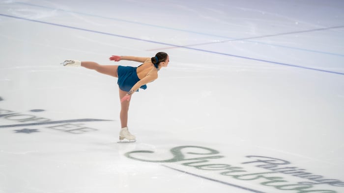 Une patineuse effectue une arabesque.