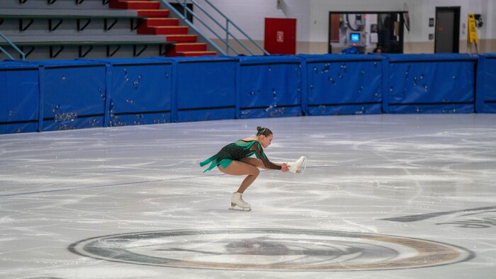 Une patineuse en pirouette assise.
