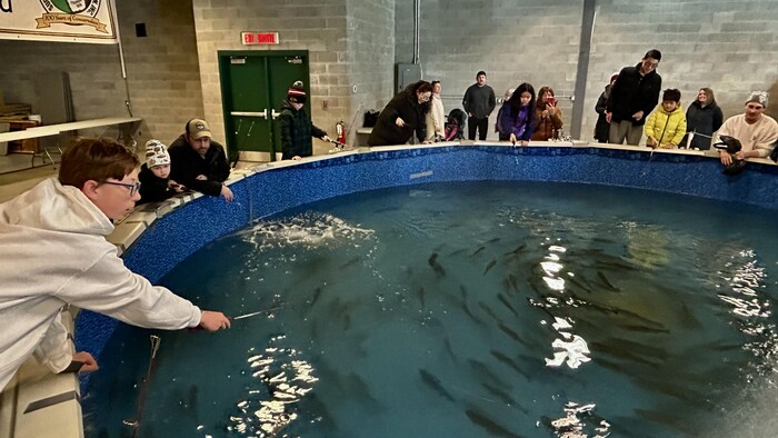 Photo de participants qui pêchent dans l’étang à truites. 