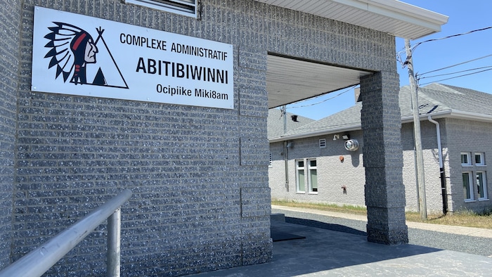 La pancarte du complexe administratif Abitibiwinni.