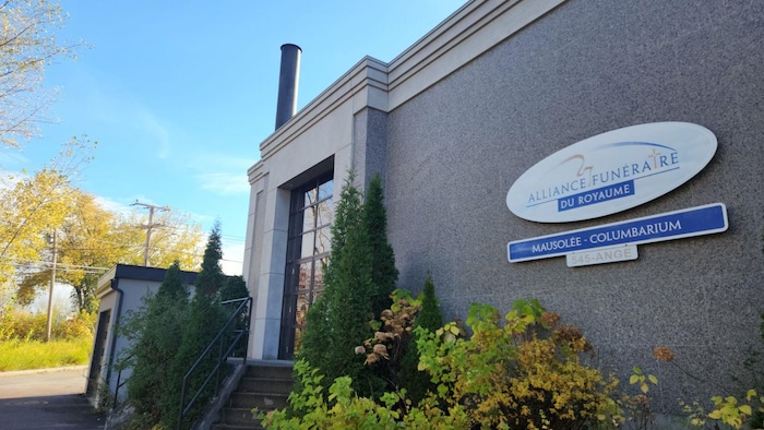 L'extérieur d'un complexe funéraire.