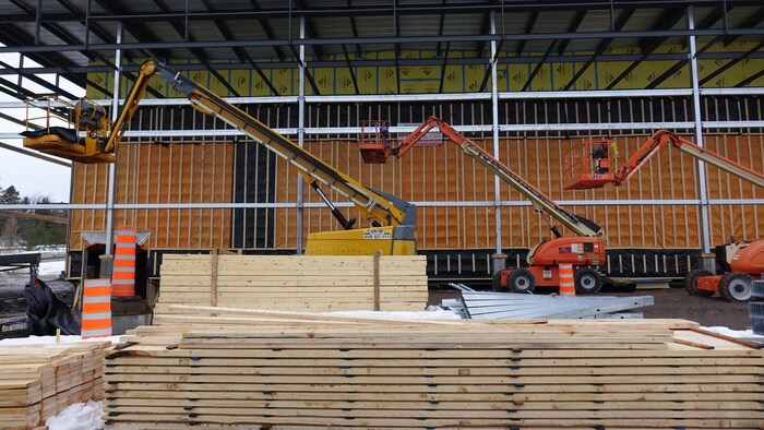 Incursion sur le chantier du Complexe sportif Desjardins | Radio-Canada