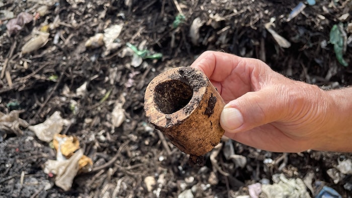 Un déchet dans la montagne de compost de la MRC de Coaticook.